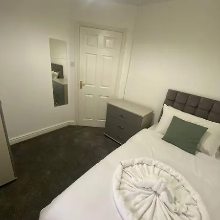 Cosy 4br In Prestwich With Free Parking
