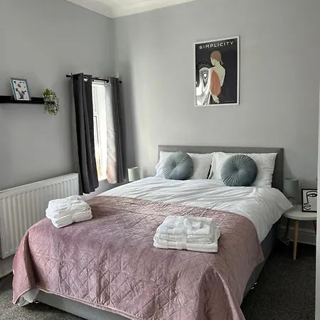 Superbly Located Terraced House Nyaraló Manchester