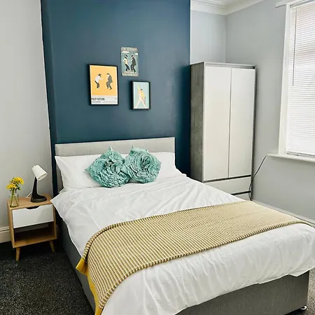 Superbly Located Terraced House マンチェスター