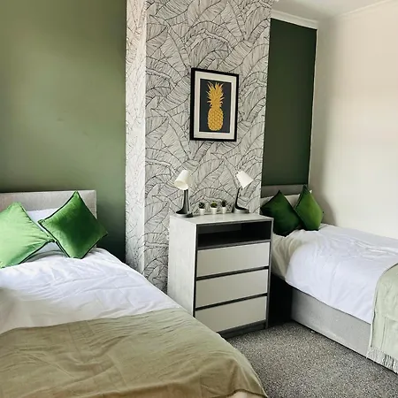 Superbly Located Terraced House Nyaraló Manchester