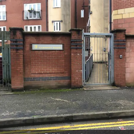 Spacious 2 Bed Flat, Free Parking, Close To Town Apartment