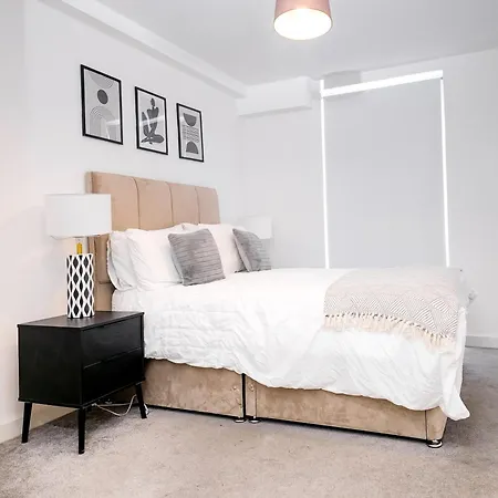 Luxury 2-Bed Apartment In Salford Quays 10 Min To Manchester & Mediacity
