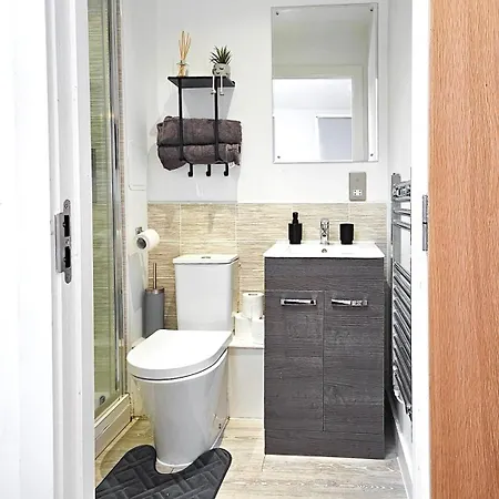 Apartment Cosy 2 Bed 2 Bath With Balcony In Salford