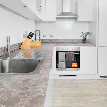 Cosy 2 Bed 2 Bath With Balcony In Salford Apartment *