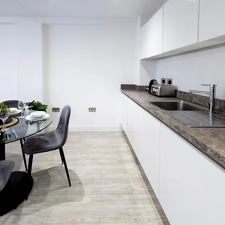 Cosy 2 Bed 2 Bath With Balcony In Salford Apartment