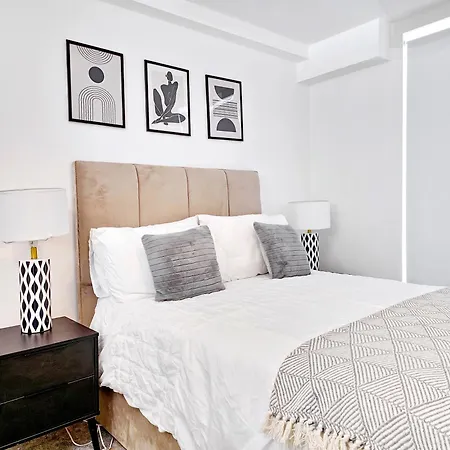 Cosy 2 Bed 2 Bath With Balcony In Salford Apartment *