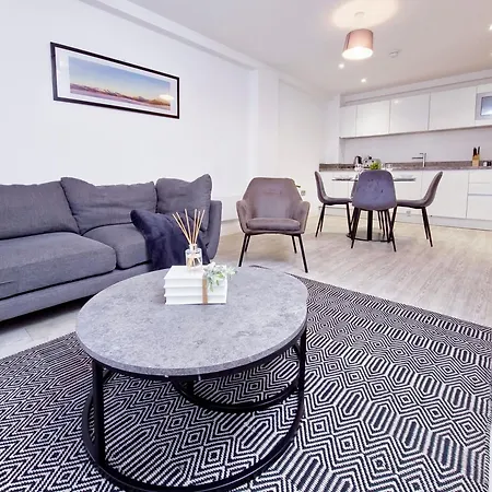 Luxury 2-Bed Apartment In Salford Quays 10 Min To Manchester & Mediacity