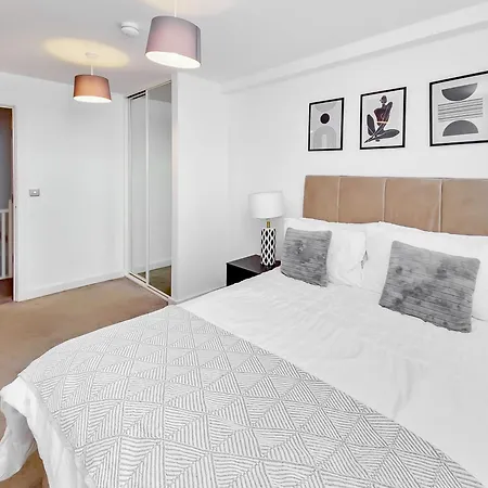 Cosy 2 Bed 2 Bath With Balcony In Salford Apartment