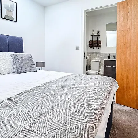 Apartment Cosy 2 Bed 2 Bath With Balcony In Salford *