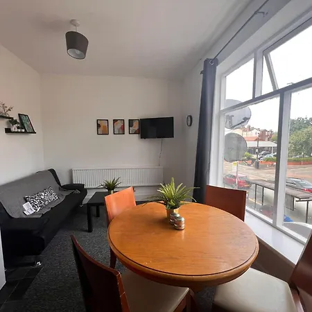 Cosy Two Bedroom Flat *