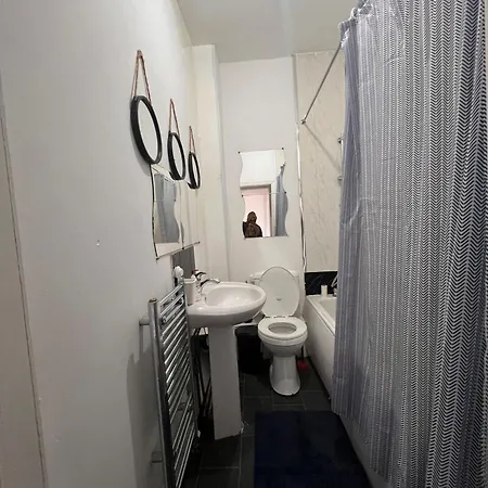 Cosy Two Bedroom Flat *