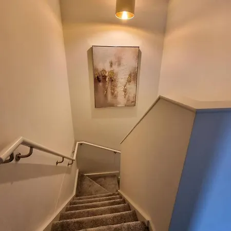 Stunning 4-bedroom Townhouse With Free Parking *