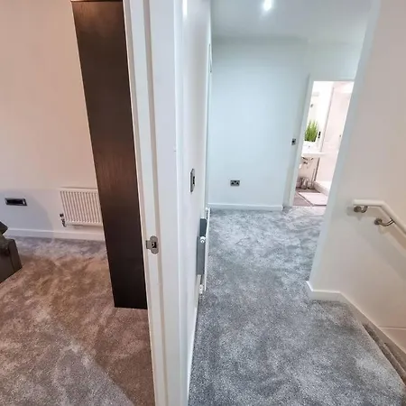 Stunning 4-bedroom Townhouse With Free Parking Manchester