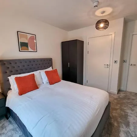 Stunning 4-bedroom Townhouse With Free Parking