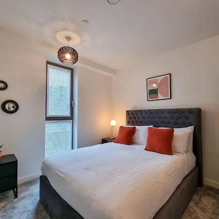 4 Bed Townhouse Piccadilly Free Parking *