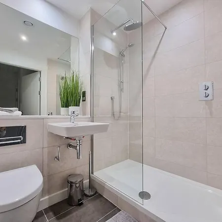 Stunning 4-bedroom Townhouse With Free Parking Casa de Férias