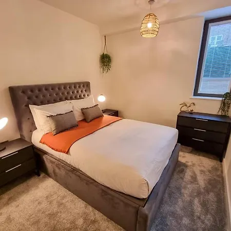 Stunning 4-bedroom Townhouse With Free Parking *