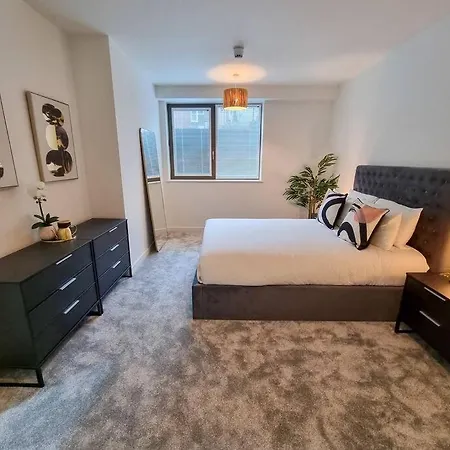 Stunning 4-bedroom Townhouse With Free Parking Casa de Férias *