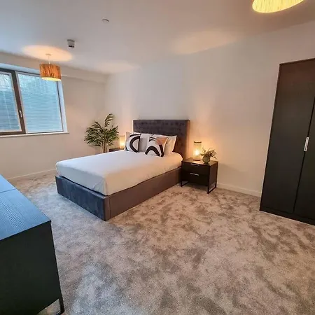 Stunning 4-bedroom Townhouse With Free Parking 度假居