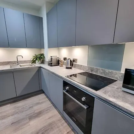 Stunning 4-bedroom Townhouse With Free Parking *