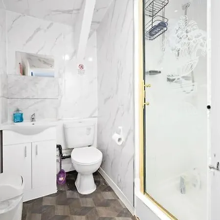 Private Retreat For 3 Near Centre *