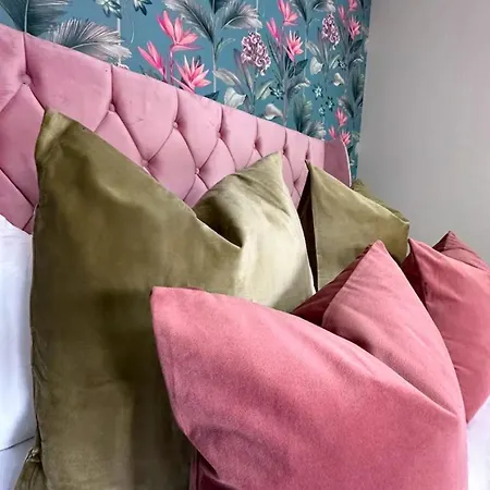 Stylish House For 9 With Patio Holiday home Manchester