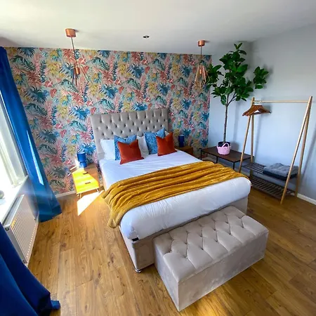 Stylish House For 9 With Patio Holiday home