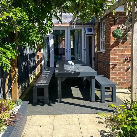 Stylish House For 9 With Patio Manchester