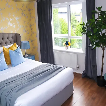Stylish House For 9 With Patio Manchester