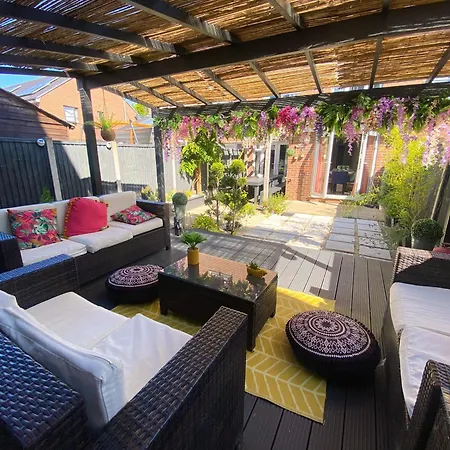 Stylish House For 9 With Patio Manchester