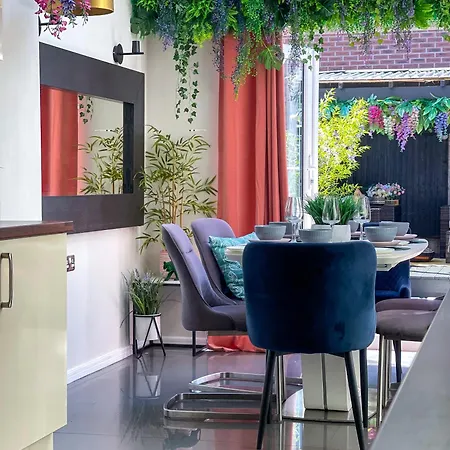 Holiday home Stylish House For 9 With Patio
