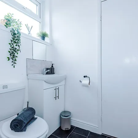 Modern 3-bed House In Manchester, Ideal For Long Stays, Free Parking, Centre - Sleeps Upto 8 People Дом отдыха Манчестер