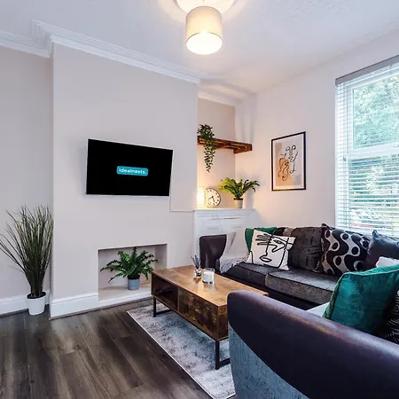 Modern 3-bed House In Manchester, Ideal For Long Stays, Free Parking, Centre - Sleeps Upto 8 People *