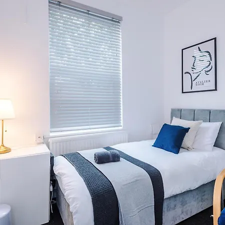 Holiday home Modern 3-bed House In Manchester, Ideal For Long Stays, Free Parking, Centre - Sleeps Upto 8 People *