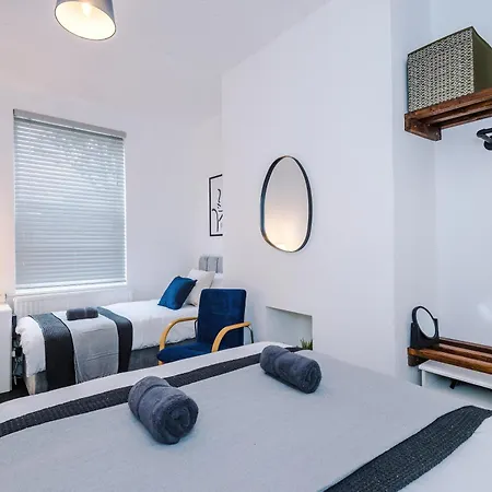 Modern 3-bed House In Manchester, Ideal For Long Stays, Free Parking, Centre - Sleeps Upto 8 People Holiday home Manchester