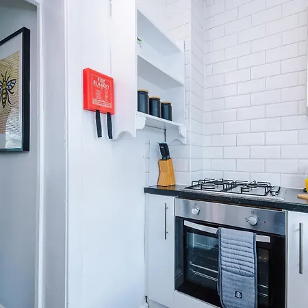 Дом отдыха Modern 3-bed House In Manchester, Ideal For Long Stays, Free Parking, Centre - Sleeps Upto 8 People *