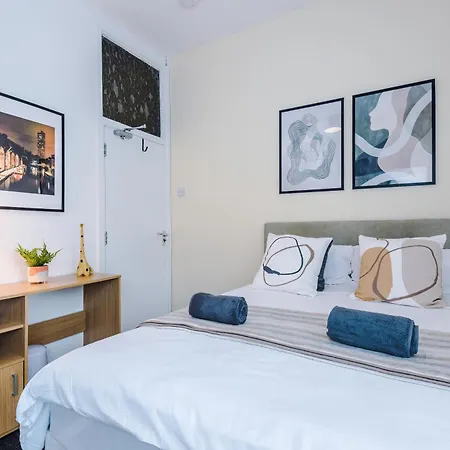 Holiday home Modern 3-bed House In Manchester, Ideal For Long Stays, Free Parking, Centre - Sleeps Upto 8 People