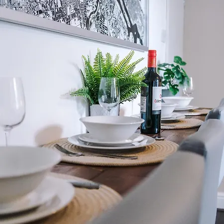 Holiday home Modern 3-bed House In Manchester, Ideal For Long Stays, Free Parking, Centre - Sleeps Upto 8 People