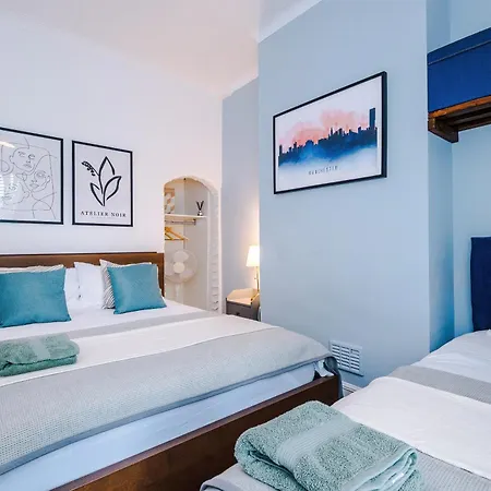 Modern 3-bed House In Manchester, Ideal For Long Stays, Free Parking, Centre - Sleeps Upto 8 People Дом отдыха