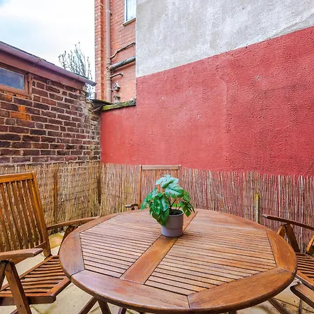 Modern 3-bed House In Manchester, Ideal For Long Stays, Free Parking, Centre - Sleeps Upto 8 People Дом отдыха