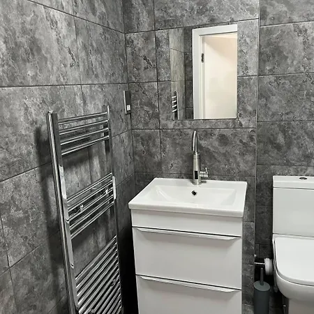Apartment 2-bed Sleeps 5 - Free Parking - Balcony *