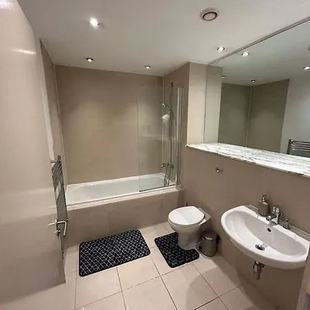 Luxury 2 Bedroom Centre With Free Parking Apartment *
