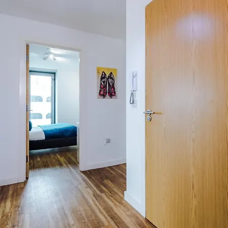 Lux Livin' - Luxury 2 Bed With Skyline View & 24 Hour Gym Apartment Manchester