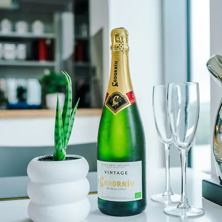 Lux Livin' - Luxury 2 Bed With Skyline View & 24 Hour Gym *