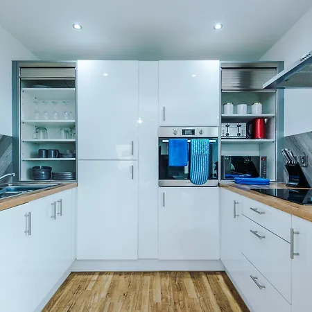 Lux Livin' - Luxury 2 Bed With Skyline View & 24 Hour Gym Apartment