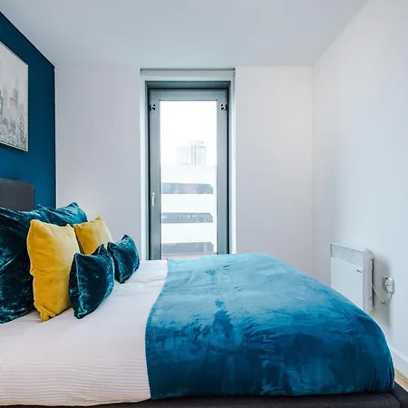 Lux Livin' - Luxury 2 Bed With Skyline View & 24 Hour Gym Apartment *