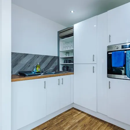 Apartment Lux Livin' - Luxury 2 Bed With Skyline View & 24 Hour Gym *