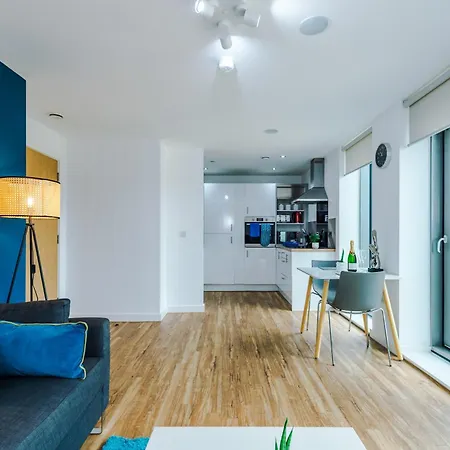 Lux Livin' - Luxury 2 Bed With Skyline View & 24 Hour Gym