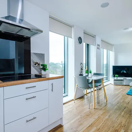 Lux Livin' - Luxury 2 Bed With Skyline View & 24 Hour Gym Apartment *