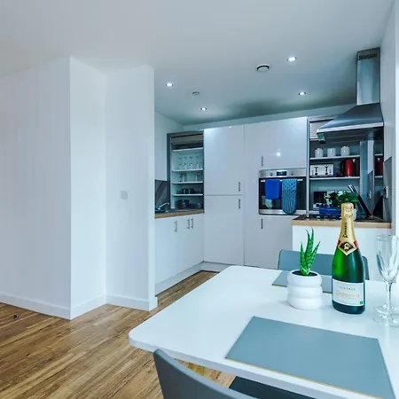 Lux Livin' - Luxury 2 Bed With Skyline View & 24 Hour Gym Apartment Manchester